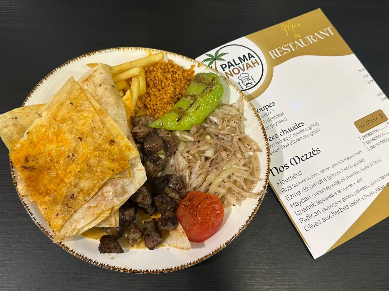 Image d'assiette ciger, assiette de foie d'agneau grillé avec ses accompagnements.