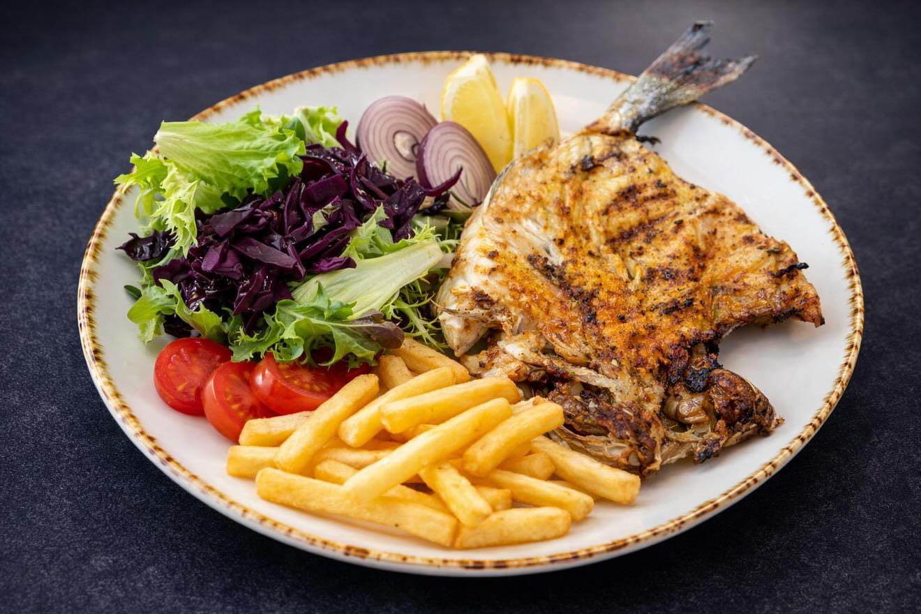 Photo de l'assiette de grillades mix, assiette de grillades variées avec ses accompagnements.