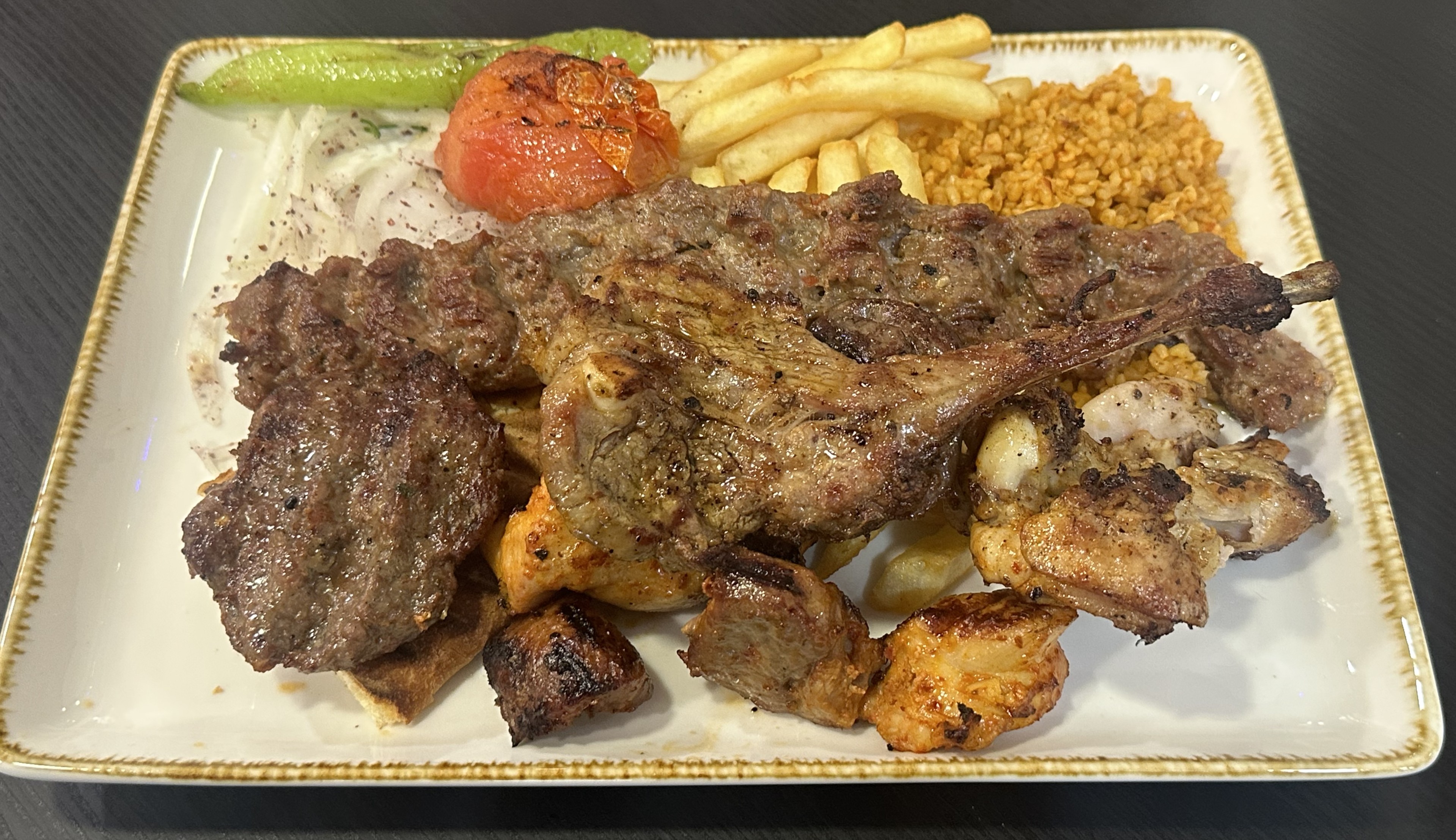 Image d'assiette de grillades variées avec ses accompagnements.