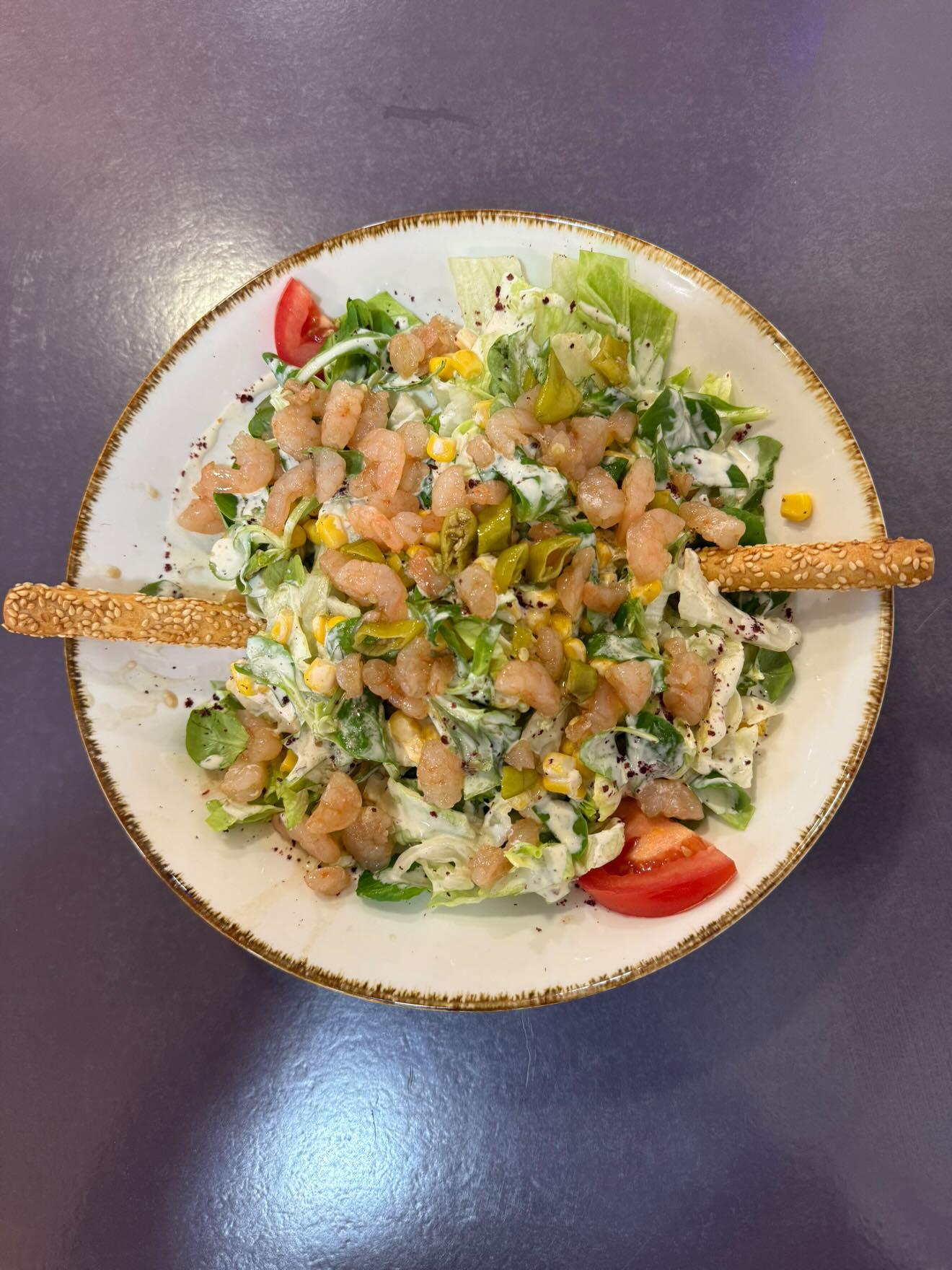 Image de la salade fraîche avec des crevettes ou du thon